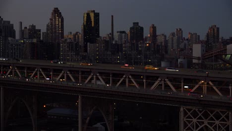 Nachtaufnahme-Des-Verkehrs-Auf-Der-Queensboro-Bridge-Mit-New-York-Manhattan-Skyline-Hintergrund-New