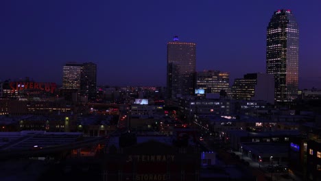 Una-Vista-De-Gran-Angular-Sobre-La-Ciudad-De-Nueva-York-Queens-En-La-Noche