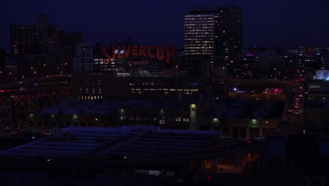 Una-Vista-De-Gran-Angular-Sobre-Queens,-Nueva-York-Y-Los-Estudios-Silvercup-En-La-Noche.