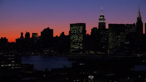 Hermoso-Atardecer-Profundo-Shot-Del-Horizonte-De-La-Ciudad-De-Nueva-York-De-Manhattan-En-La-Noche