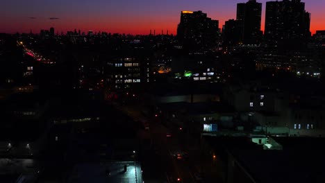 Una-Vista-De-Gran-Angular-Sobre-La-Ciudad-De-Nueva-York-Queens-Al-Atardecer