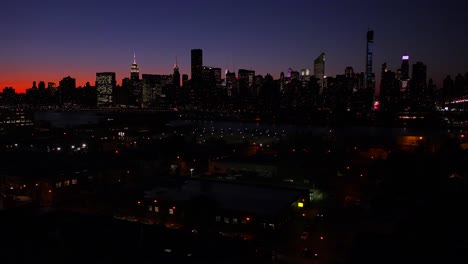 Ein-Weitwinkel-Blick-über-Queens-New-York-City-In-Der-Abenddämmerung-Mit-Dem-Manhattan-Skyline-Hintergrund-Man