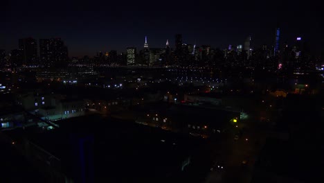 Ein-Weitwinkelblick-über-Queens-New-York-City-In-Der-Abenddämmerung-Mit-Dem-Manhattan-Skyline-Hintergrund-2-Background
