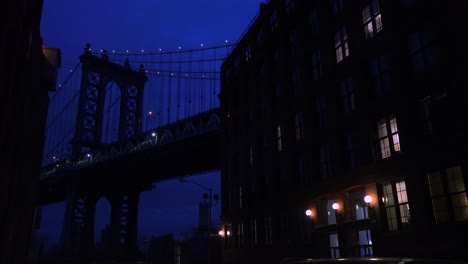 Eine-Schöne-Aussicht-Auf-Eine-Brooklyn-New-York-Street-Mit-Dem-Brückenhintergrund-Und-Den-Wohnungen-Im-Vordergrund-2