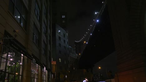 Aufnahme-Von-Brooklyn-Mit-Brücke,-Die-Nachts-Oben-Aufragt