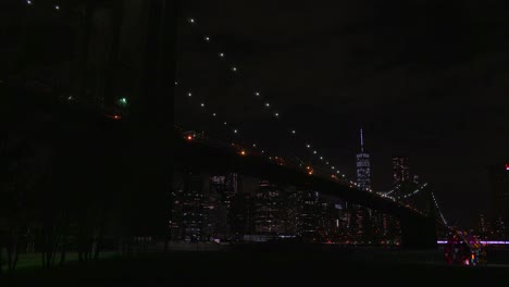 El-Puente-De-Brooklyn-Por-La-Noche-Con-El-Horizonte-De-La-Ciudad-De-Nueva-York-Al-Fondo