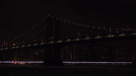 El-Puente-De-Brooklyn-Por-La-Noche-Con-El-Horizonte-De-La-Ciudad-De-Nueva-York-Al-Fondo-2