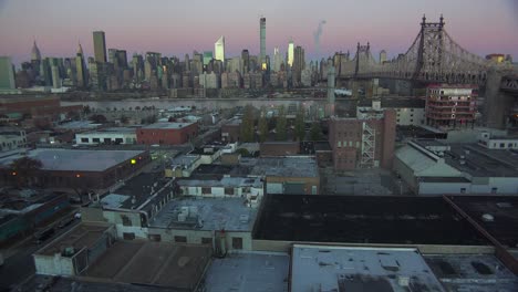 Frühmorgens-Aufnahme-Der-Skyline-Von-New-York-City-Manhattan-Mit-Königinnen-Und-Der-Quensboro-Brücke-Im-Vordergrund