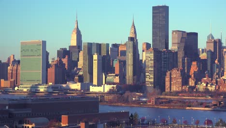 Frühmorgendliche-Aufnahme-Der-Skyline-Von-New-York-City-Manhattan-Mit-Dem-Gebäude-Der-Vereinten-Nationen-Im-Vordergrund-2