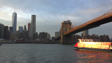 Die-Untere-Manhattan-Region-Mit-Einem-Wassertaxi-Vorbei-An-1