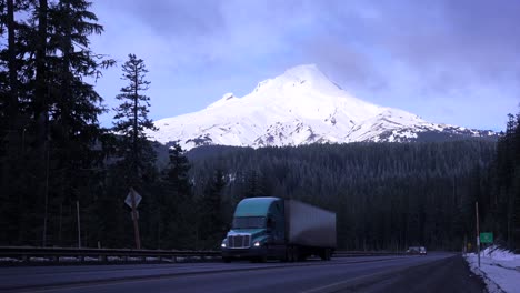 Un-Camión-Sin-Marcar-Pasa-Por-Una-Carretera-De-Montaña-Cerca-De-Mt-Hood-Oregon