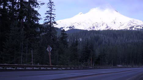 Un-Camión-Sin-Marcar-Pasa-Por-Una-Carretera-De-Montaña-Cerca-De-Mt-Hood-Oregon-1
