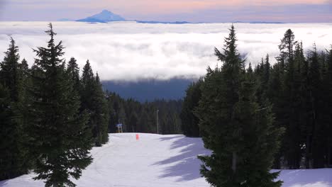 Los-Esquiadores-Disfrutan-De-Las-Pendientes-De-Mt-Hood-Oregon-Con-Mt-Jefferson-En-La-Distancia