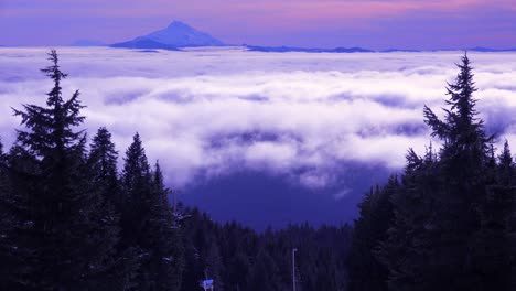 Lapso-De-Tiempo-De-Las-Nubes-Moviéndose-A-Través-Del-Rango-De-La-Cascada-De-Oregon-Con-El-Monte-Jefferson-En-La-Distancia