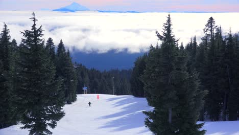 Los-Esquiadores-Disfrutan-De-Las-Pendientes-De-Mt-Hood-Oregon-Con-Mt-Jefferson-En-La-Distancia-1