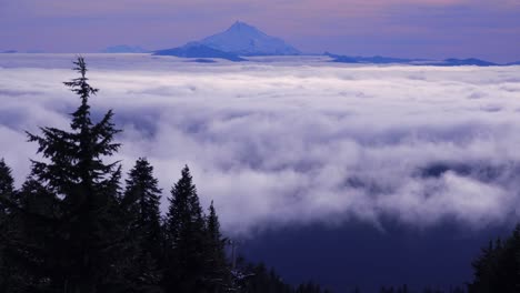 Lapso-De-Tiempo-De-Las-Nubes-Moviéndose-A-Través-Del-Rango-De-La-Cascada-De-Oregon-Con-Mt-Jefferson-En-La-Distancia-2
