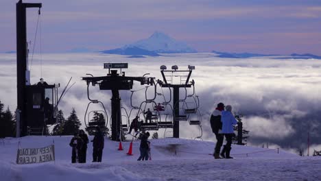 Skifahrer-Genießen-Die-Pisten-Von-Mt-Hood-Oregon-Mit-Mt-Jefferson-In-Der-Ferne-2