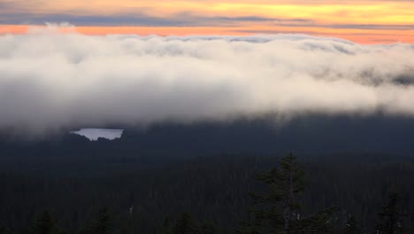 Lapso-De-Tiempo-De-Nubes-Y-Niebla-Moviéndose-A-Través-Del-Rango-De-Cascada-De-Oregon-2