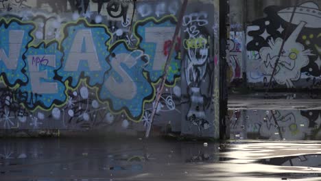 Urban-Graffiti-Schmückt-Ein-Verlassenes-Gebäude-In-Einem-Stadtgebiet