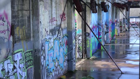Urban-Graffiti-Schmückt-Ein-Verlassenes-Gebäude-In-Einem-Stadtgebiet-1