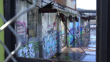 Urban-Graffiti-Schmückt-Ein-Verlassenes-Gebäude-In-Einem-Stadtgebiet-2