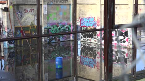 Urban-Graffiti-Schmückt-Ein-Verlassenes-Gebäude-In-Einem-Stadtgebiet-3