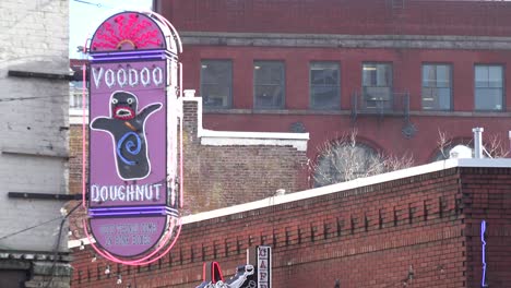 Voodoo-Donuts-Ist-Ein-Bahnbrechendes-Geschäft-In-Portland-Oregon