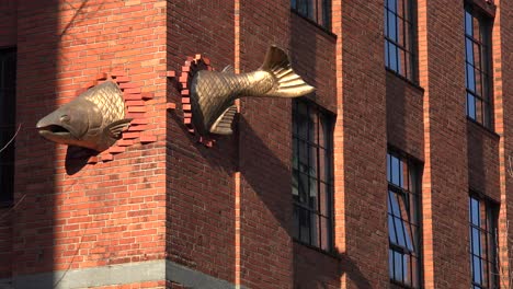 Se-Ve-Un-Salmón-Nadando-A-Través-De-Un-Edificio-En-Esta-Escultura-única-En-Portland-Oregon-1