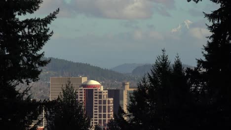 Die-Skyline-Von-Portland-Oregon-Mit-Schneebedeckter-Mt-haube-In-Der-Ferne