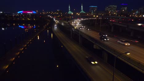 Gute-Aufnahmen-Von-Autobahn--Oder-Autobahnverkehr-In-Der-Nacht-In-Der-Nähe-Eines-Autobahnkreuzes-In-Portland-Oregon-1