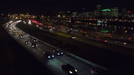 Gute-Aufnahmen-Von-Autobahn--Oder-Autobahnverkehr-In-Der-Nacht-Mit-Dem-Hintergrund-Der-Skyline-Von-Portland-Oregon