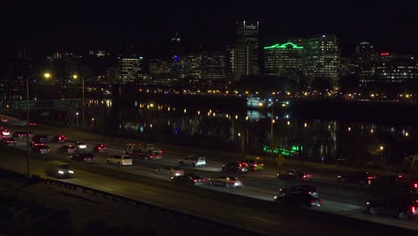 Buenas-Imágenes-Del-Tráfico-De-La-Autopista-O-De-La-Autopista-En-La-Noche-Con-El-Fondo-2-Del-Horizonte-De-La-Ciudad-De-Portland-Oregon