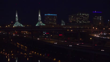 Gute-Aufnahmen-Von-Autobahn--Oder-Autobahnverkehr-In-Der-Nacht-Mit-Dem-Skyline-Hintergrund-Der-Stadt-Portland-Oregon-4