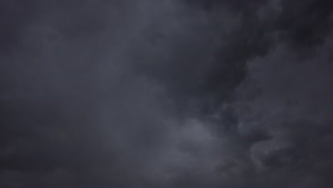 Sehr-Dunkle-Und-Bedrohliche-Gewitterwolken-Bilden-Sich-In-Dieser-Zeitrafferaufnahme