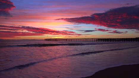 Eine-Wunderschöne-Sonnenuntergangsküste,-Die-Entlang-Der-Zentralkalifornischen-Küste-Mit-Dem-Entfernten-Ventura-Pier-Aufgenommen-Wurde-1