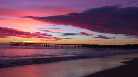 Eine-Wunderschöne-Rot-orangefarbene-Sonnenuntergangsküste,-Die-Entlang-Der-Kalifornischen-Küste-Mit-Dem-Entfernten-Ventura-Pier-Aufgenommen-Wurde-1