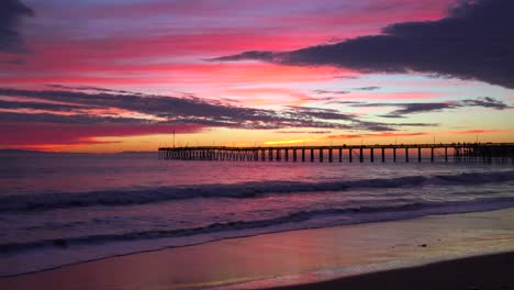 Eine-Wunderschöne-Rot-orangefarbene-Sonnenuntergangsküste,-Die-Entlang-Der-Küste-Von-Zentralkalifornien-Mit-Dem-Entfernten-Ventura-Pier-2-Geschossen-Wurde