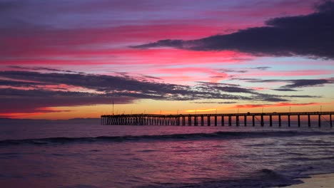 Eine-Wunderschöne-Rot-orangefarbene-Sonnenuntergangsküste,-Die-Entlang-Der-Kalifornischen-Küste-Mit-Dem-Entfernten-Ventura-Pier-3-Pier