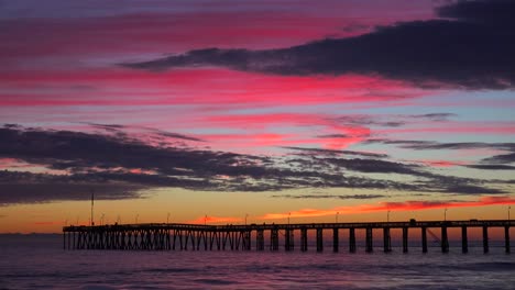 Eine-Wunderschöne-Rot-orangefarbene-Sonnenuntergangsküste,-Die-Entlang-Der-Küste-Von-Zentralkalifornien-Mit-Dem-Ventura-Pier-Entfernt-4-Distant