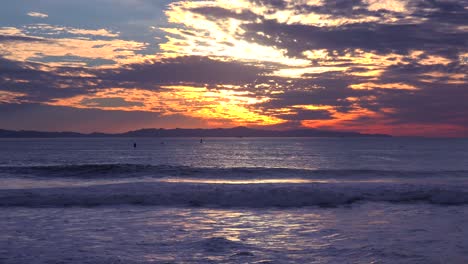 Eine-Wunderschöne-Rot-orangefarbene-Sonnenuntergangsküste,-Die-Entlang-Der-Kalifornischen-Küste-Mit-Den-Kanalinseln-In-Der-Ferne-Geschossen-Wurde