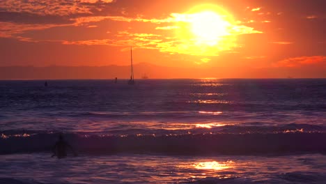Wellen-Brechen-Vor-Einem-Wunderschönen-Und-Inspirierenden-Sonnenuntergang-In-Südkalifornien