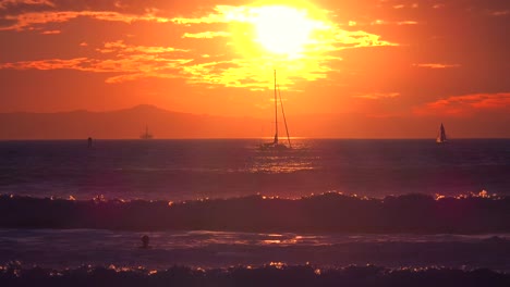 Wellen-Brechen-Vor-Einem-Wunderschönen-Und-Inspirierenden-Sonnenuntergang-In-Südkalifornien-1