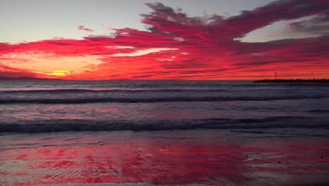 Ein-Blutroter-Sonnenuntergang-Beleuchtet-Einen-Strand-In-Südkalifornien