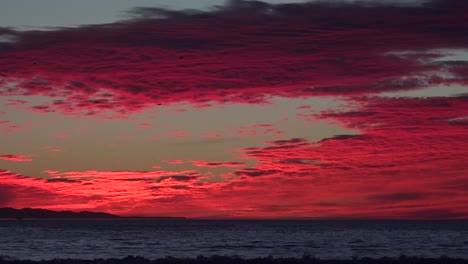 Ein-Blutroter-Sonnenuntergang-Beleuchtet-Einen-Strand-In-Südkalifornien-1