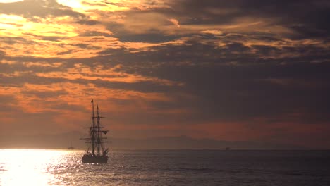 Ein-Großes-Klipperschiff-Segelt-Bei-Sonnenuntergang-1
