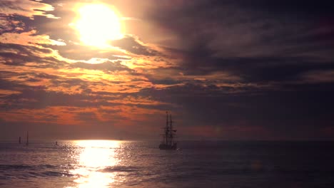 Ein-Großes-Klipperschiff-Segelt-Bei-Sonnenuntergang-2