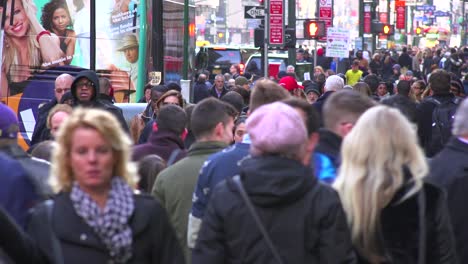 Grandes-Multitudes-De-Personas-Caminan-Por-Las-Calles-De-Manhattan,-Ciudad-De-Nueva-York-1