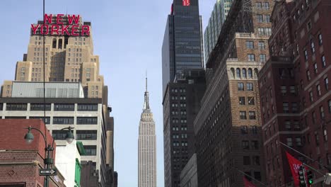 Das-New-Yorker-Magazingebäude-Sowie-Das-Empire-State-Building-Sind-Beide-Im-New-York-City-Image-Eingerahmt