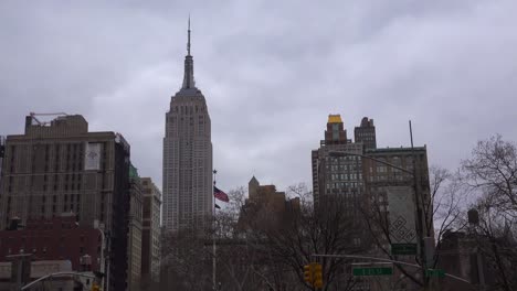 Zeitraffer-Von-Wolken,-Die-Das-Empire-State-Building-In-New-York-City-Passieren