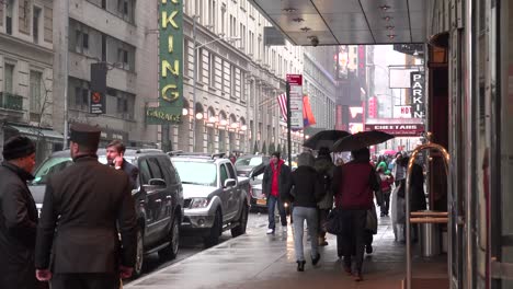 Eine-New-Yorker-Straßenszene-Im-Regen-2